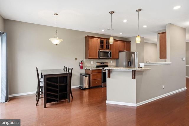 53 OVERLOOK DR, Mount Laurel, NJ 08054