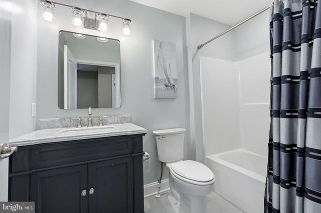 53 OVERLOOK DR, Mount Laurel, NJ 08054