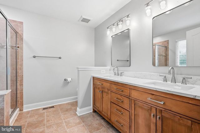 53 OVERLOOK DR, Mount Laurel, NJ 08054