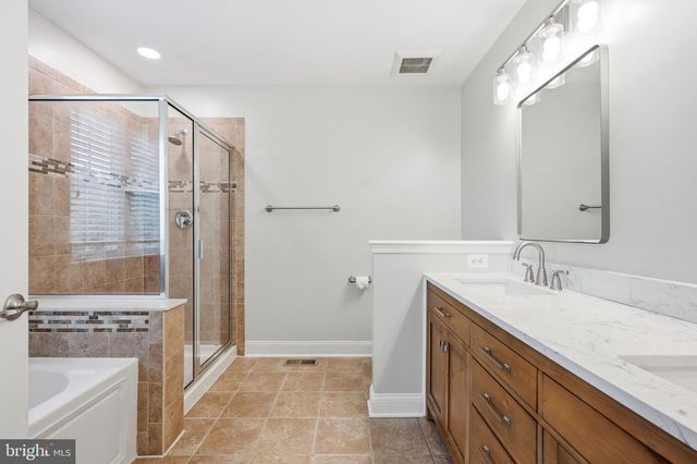 53 OVERLOOK DR, Mount Laurel, NJ 08054