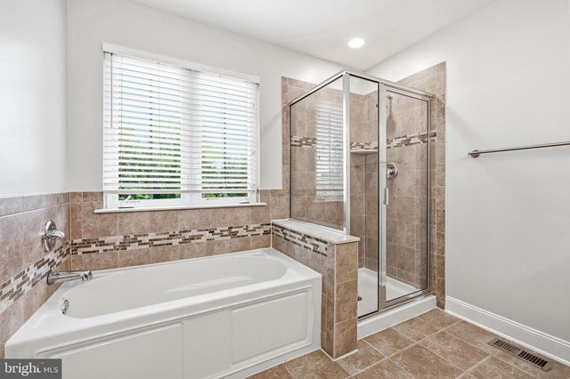 53 OVERLOOK DR, Mount Laurel, NJ 08054