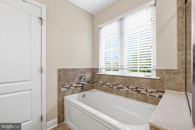 53 OVERLOOK DR, Mount Laurel, NJ 08054
