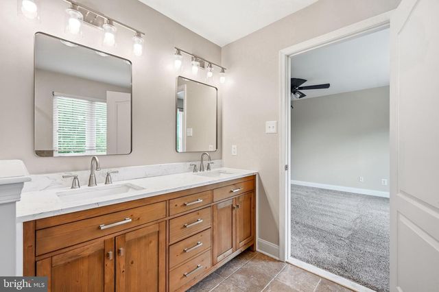 53 OVERLOOK DR, Mount Laurel, NJ 08054