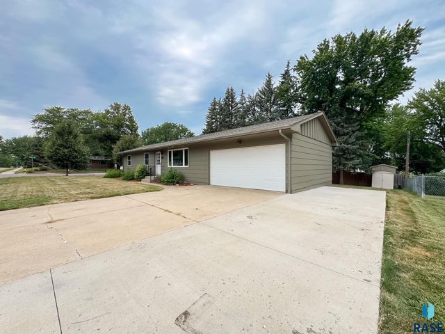 5504 W 32nd St Street, Sioux Falls, SD 57106