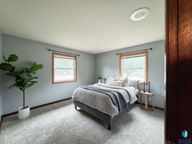 5504 W 32nd St Street, Sioux Falls, SD 57106