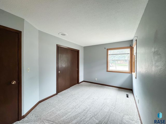 5504 W 32nd St Street, Sioux Falls, SD 57106