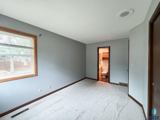 5504 W 32nd St Street, Sioux Falls, SD 57106