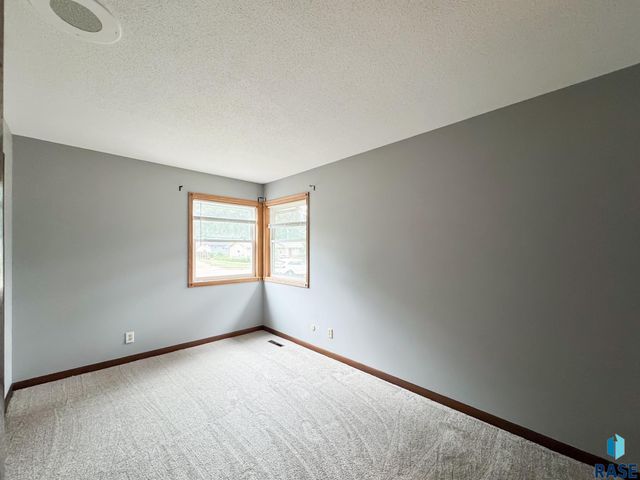 5504 W 32nd St Street, Sioux Falls, SD 57106