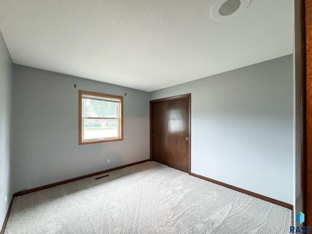 5504 W 32nd St Street, Sioux Falls, SD 57106