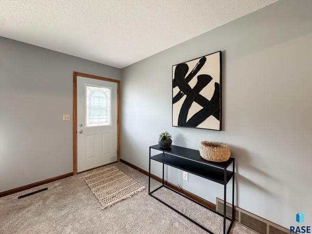 5504 W 32nd St Street, Sioux Falls, SD 57106