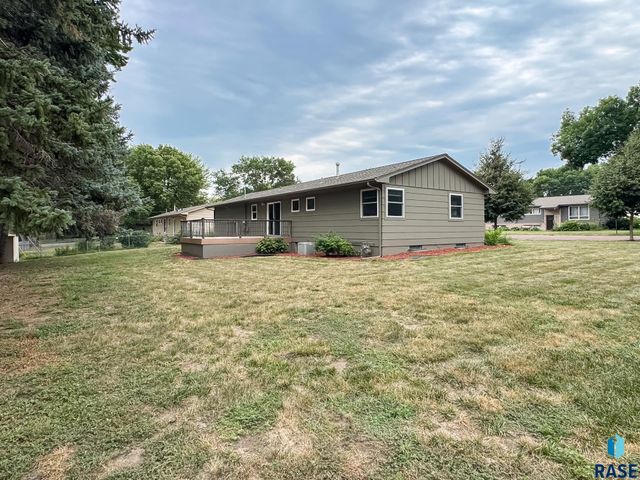 5504 W 32nd St Street, Sioux Falls, SD 57106