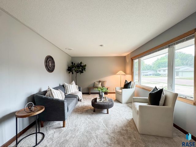 5504 W 32nd St Street, Sioux Falls, SD 57106