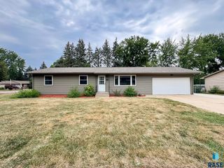 5504 W 32nd St Street, Sioux Falls, SD 57106
