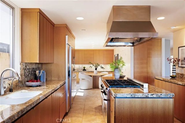 12 Harbor Island, Newport Beach, CA 92660