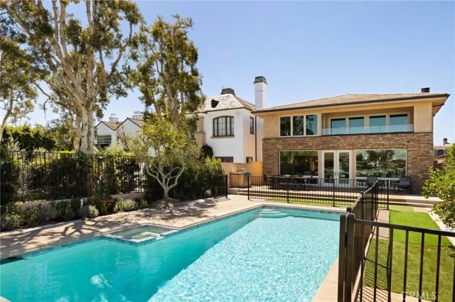 12 Harbor Island, Newport Beach, CA 92660