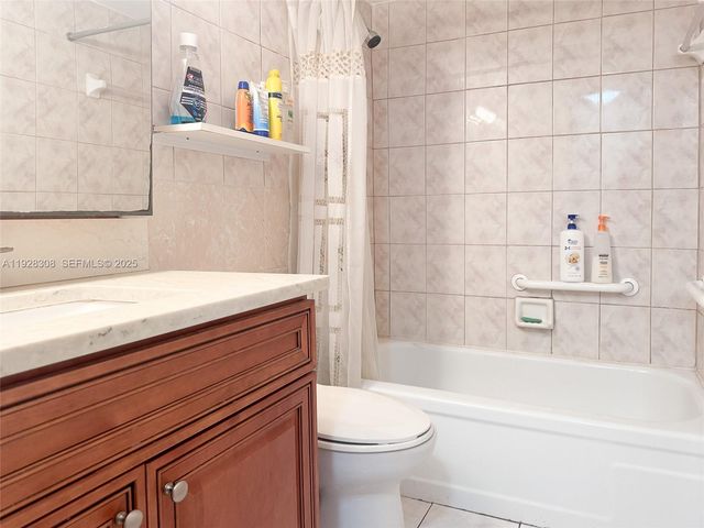 501 Blue Heron Dr 220-A, Hallandale Beach, FL 33009