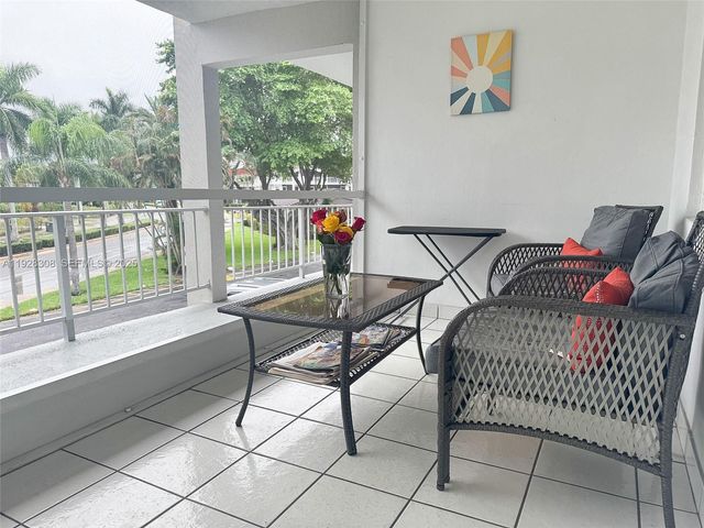 501 Blue Heron Dr 220-A, Hallandale Beach, FL 33009