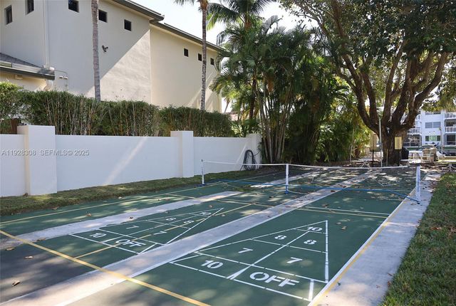 501 Blue Heron Dr 220-A, Hallandale Beach, FL 33009