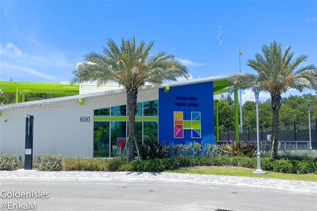 501 Blue Heron Dr 220-A, Hallandale Beach, FL 33009