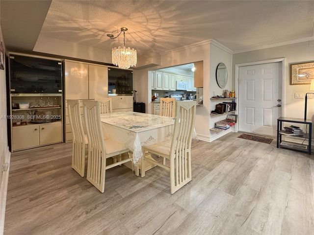 501 Blue Heron Dr 220-A, Hallandale Beach, FL 33009