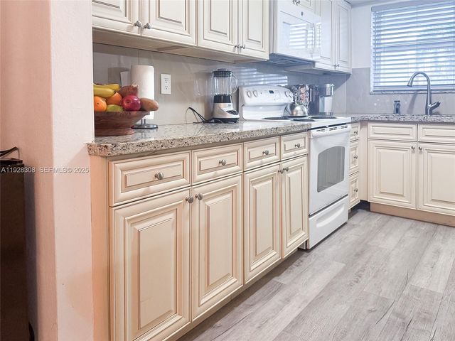 501 Blue Heron Dr 220-A, Hallandale Beach, FL 33009