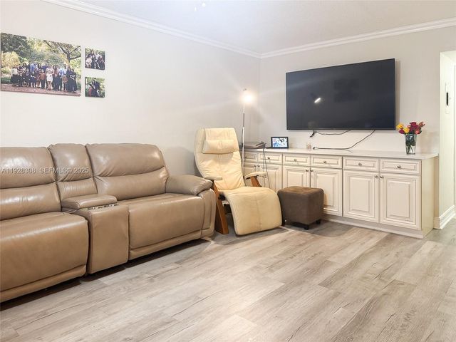 501 Blue Heron Dr 220-A, Hallandale Beach, FL 33009