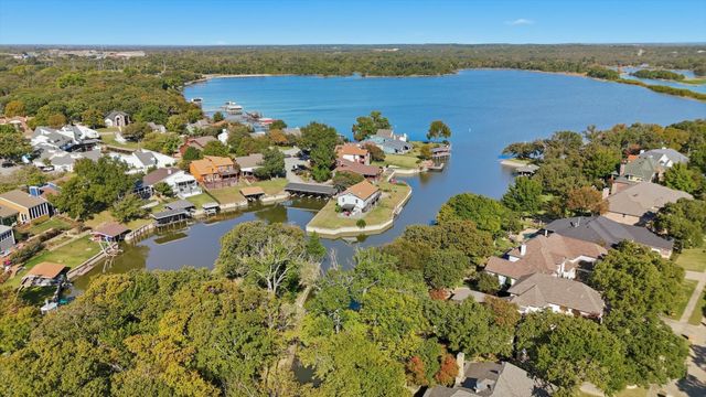 1805 Spinnaker Lane, Azle, TX 76020