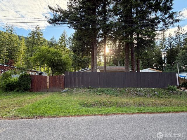 8595 Golden Valley Drive, Maple Falls, WA 98266