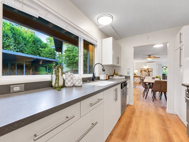 6737 Sw 30TH Ave B, Portland, OR 97219