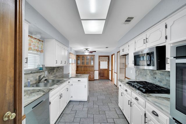 1710 Williamsburg Circle, Ennis, TX 75119