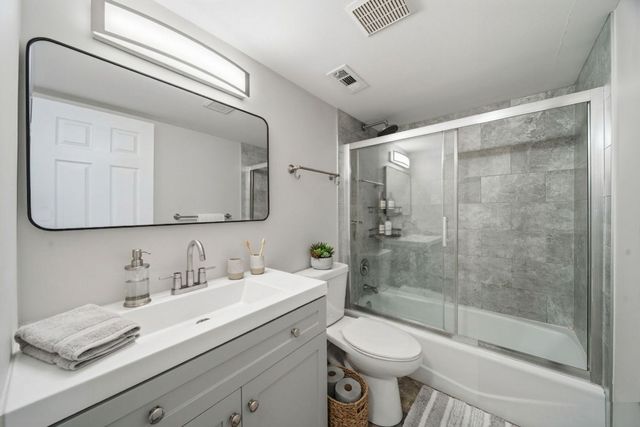 15700 86th Avenue 104, Orland Park, IL 60462