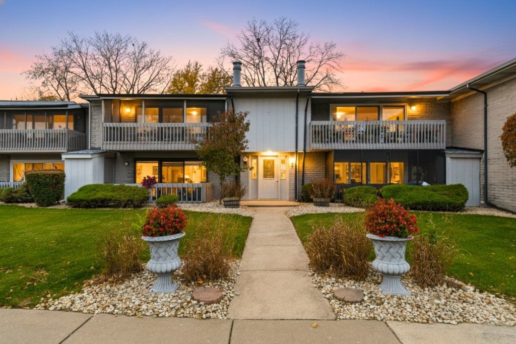 15700 86th Avenue 104, Orland Park, IL 60462