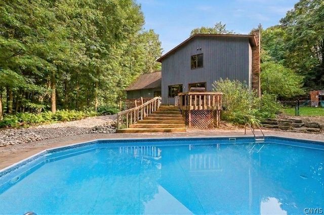 1000 Rail Fence Road, Camillus, NY 13031