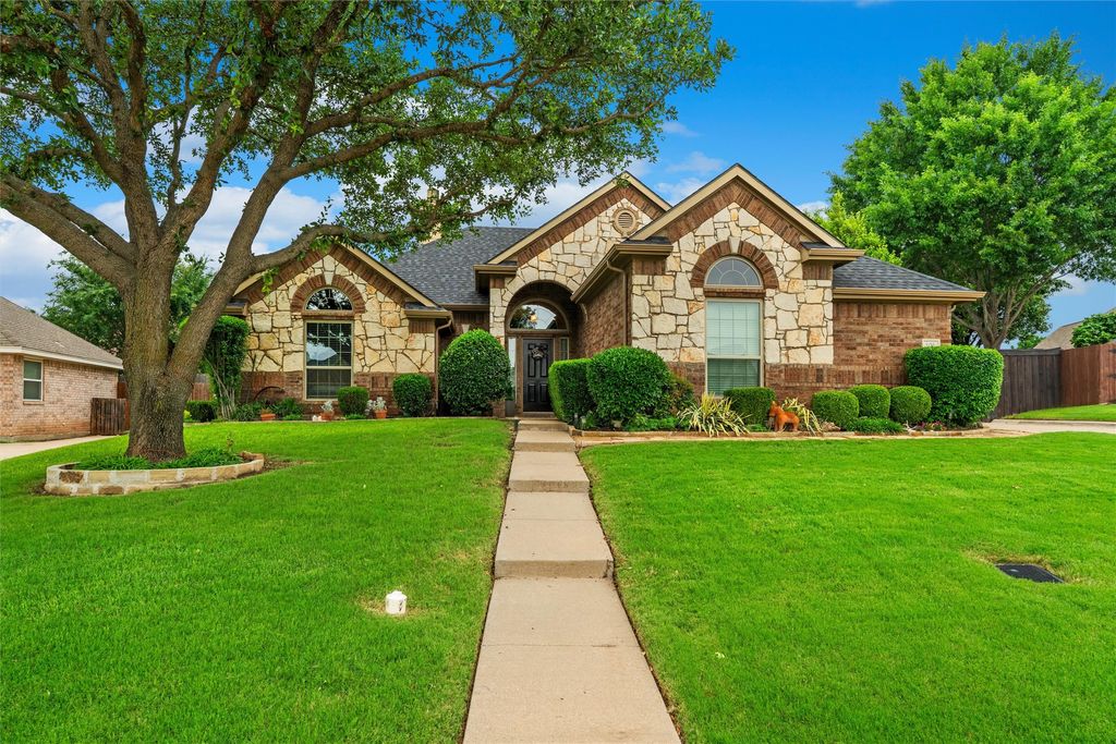 105 Daisey Lane, Justin, TX 76247