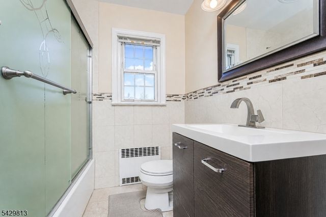 65 Hilltop Ct, Clifton City, NJ 07012