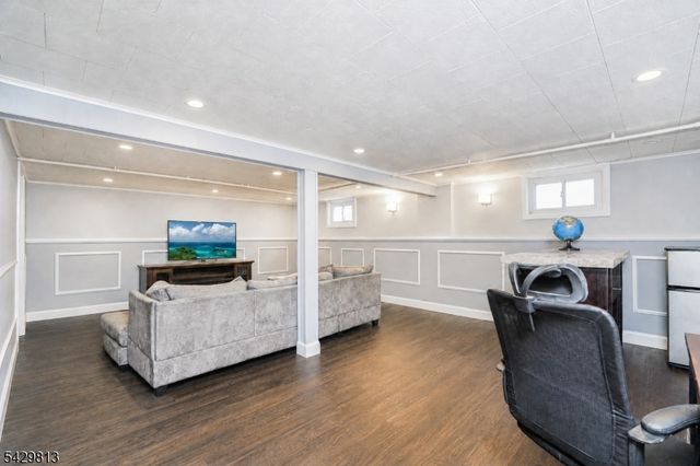 65 Hilltop Ct, Clifton City, NJ 07012