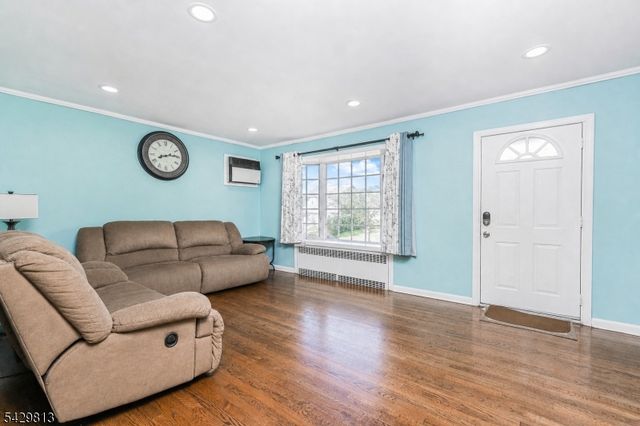 65 Hilltop Ct, Clifton City, NJ 07012