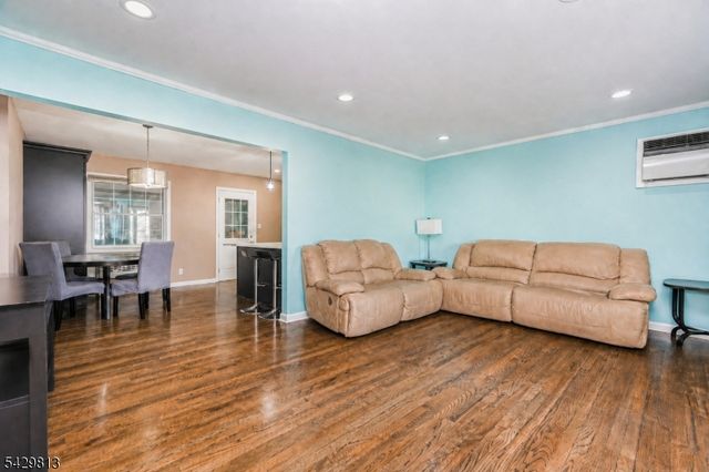 65 Hilltop Ct, Clifton City, NJ 07012
