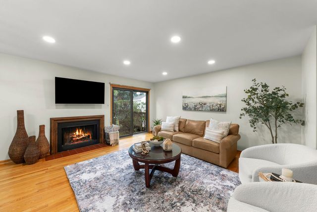 1025 Loughborough Court, Wheaton, IL 60189