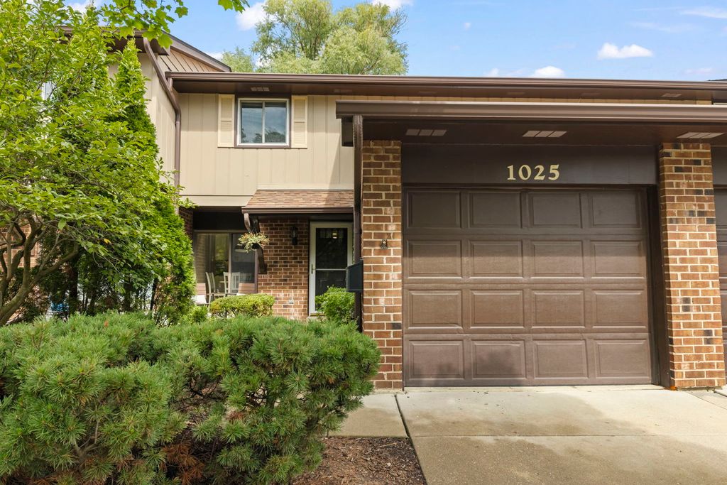 1025 Loughborough Court, Wheaton, IL 60189