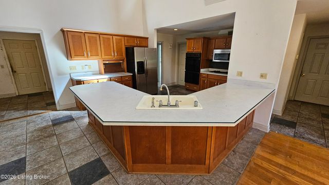 8018 St Anthony Church Rd, Louisville, KY 40214