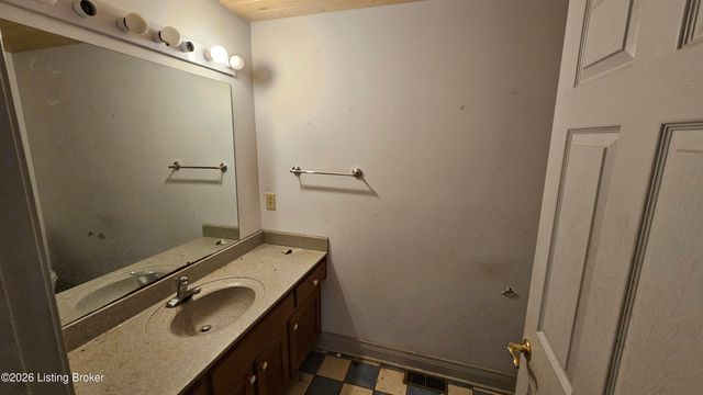 8018 St Anthony Church Rd, Louisville, KY 40214
