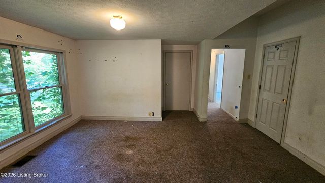 8018 St Anthony Church Rd, Louisville, KY 40214