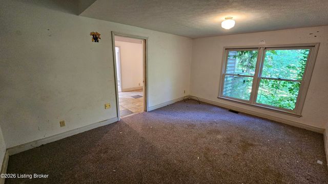 8018 St Anthony Church Rd, Louisville, KY 40214