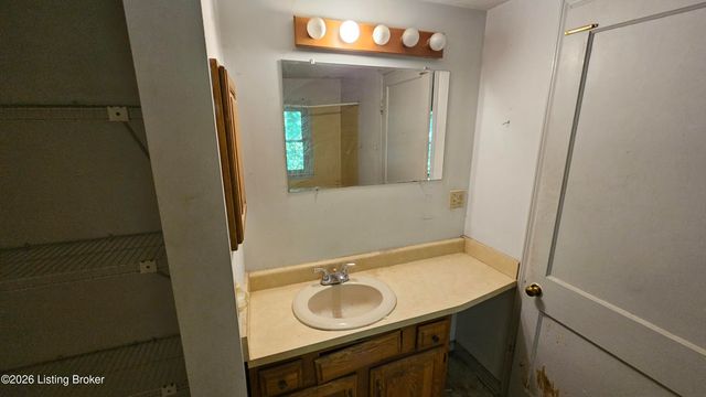 8018 St Anthony Church Rd, Louisville, KY 40214