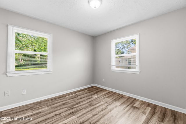 1037 Kaiser Ct, Louisville, KY 40211