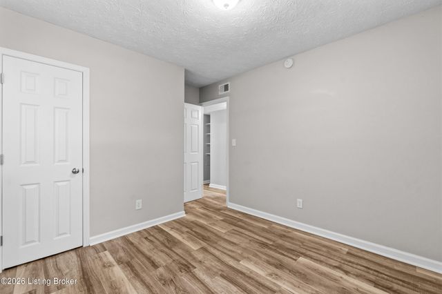 1037 Kaiser Ct, Louisville, KY 40211