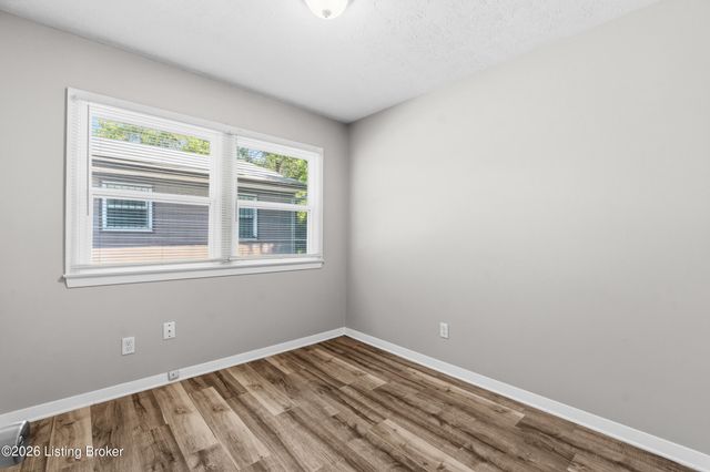 1037 Kaiser Ct, Louisville, KY 40211