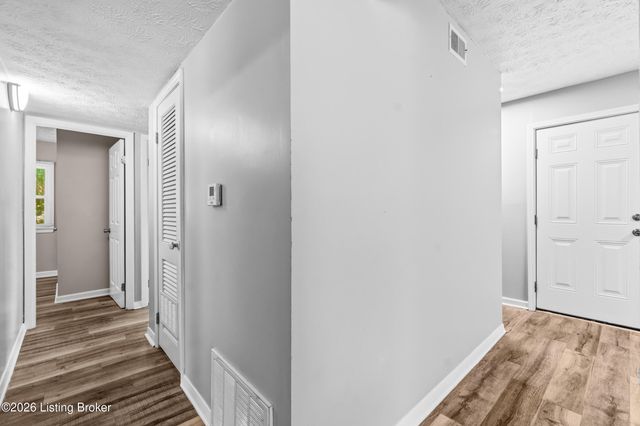 1037 Kaiser Ct, Louisville, KY 40211