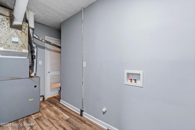 1037 Kaiser Ct, Louisville, KY 40211